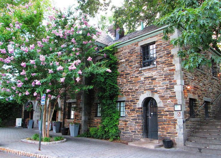 1024px-2014_Fort_Tryon_Park_New_Leaf_restaurant_rear